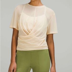 Lululemon Lightweight Mesh Reversible Yoga T-Shirt
Colour Prosecco